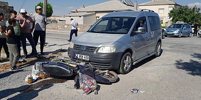 Hafif ticari araç motosikletle çarpıştı: 2 yaralı