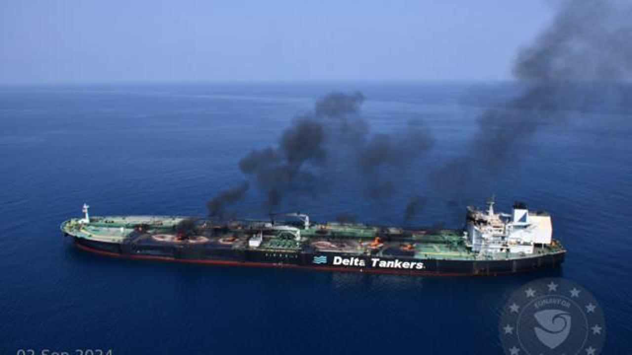 Kızıldeniz’de yangının sürdüğü tanker gemisine kurtarma operasyonu